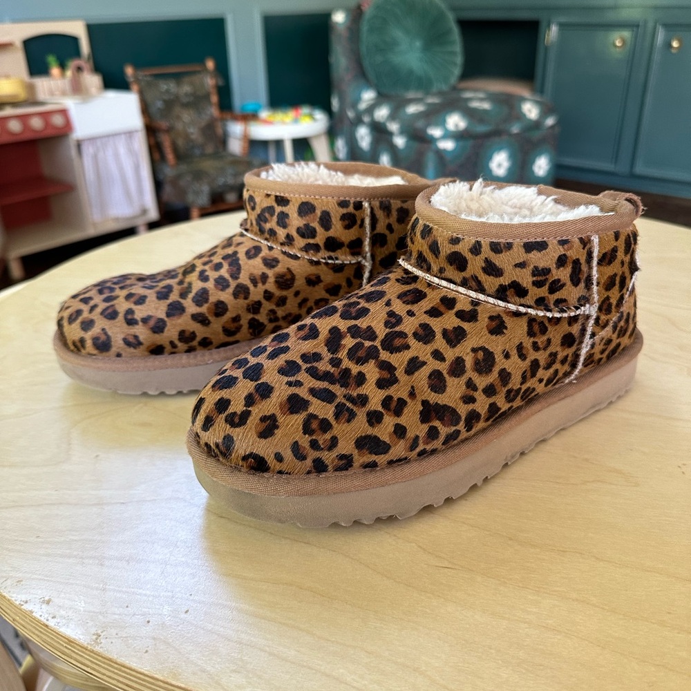 UGG Women’s Classic Ultra Mini Leopard Boot | size 7